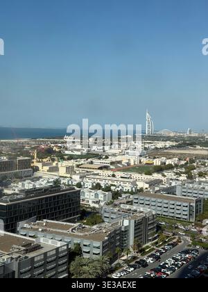 Aus der Vogelperspektive auf das berühmte Hotel Burj Al Arab und die Wolkenkratzer entlang der Sheikh Zayed Road, die die moderne Stadtlandschaft von Dubai zeigen Stockfoto