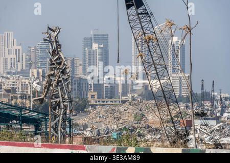 Trümmerhaufen und verdrehte Metallteile von der Explosion des Hafens Beirut im Libanon im Jahr 2020. Stockfoto