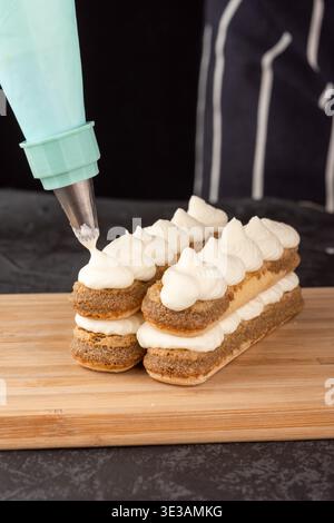Dessert Tiramisu Kuchen auf einem Tablett auf dunklem Hintergrund Stockfoto
