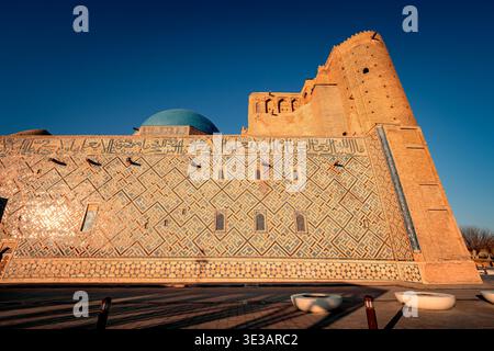 Atemberaubender Blick auf den Sonnenuntergang des unvollständigen Mausoleums von Choja Ahmed Yasawi in Turkistan, Kasachstan, ein einzigartiges Meisterwerk der Timuriden-Architektur Stockfoto