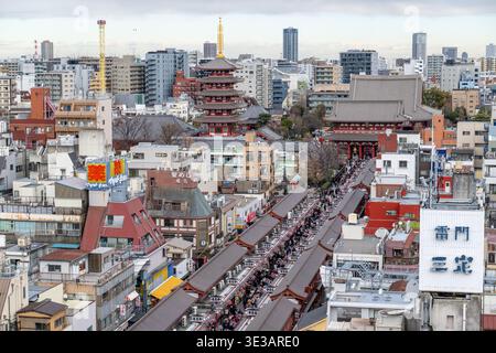 Tokio Japan - Januar 2026: Luftaufnahme der Nakamise-dori-Straße zum Sensō-JI-Tempel in Asakusa, Tokio Stockfoto