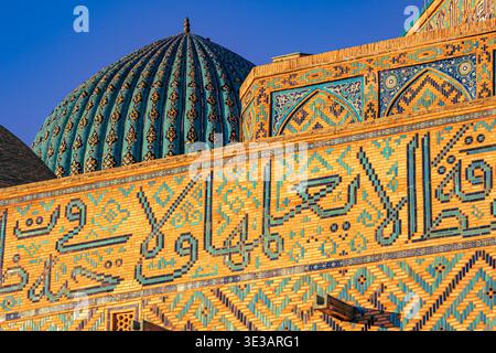 Aus nächster Nähe zeigt die Fassade des unvollständigen Mausoleums von Choja Ahmed Yasawi in Turkistan, Kasachstan, seine glasierten Fliesen und kunstvollen Elemente Stockfoto