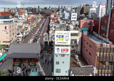 Tokio Japan - Januar 2026: Luftaufnahme der Nakamise-dori-Straße zum Sensō-JI-Tempel in Asakusa, Tokio Stockfoto
