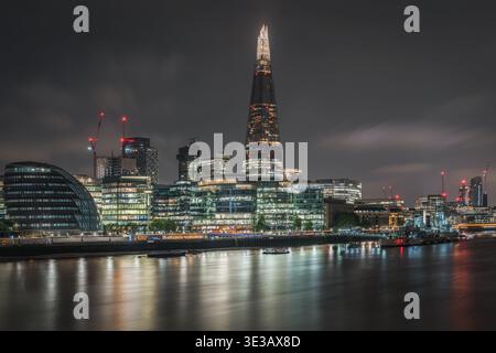 Shard und London Bridge District bei Nacht von der Tower Bridge über die Themse aus gesehen Stockfoto