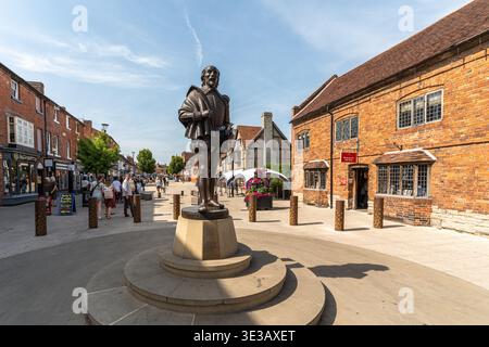 Bronzestatue von William Shakespeare in seinem Geburtsort Stratford-upon-Avon, England Stockfoto