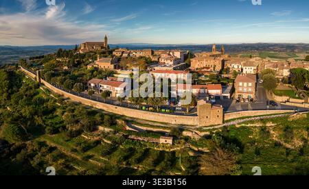 Montalcino, Italien - 06. November 2022: Aus der Vogelperspektive auf dem Hügel Montalcino mit historischen Gebäuden und umliegenden Landschaften. Stockfoto