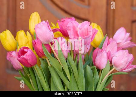 Ein Nahfoto eines wunderschönen Tulpenstraußes Stockfoto