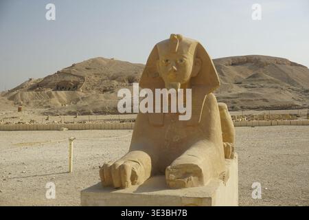 Detaillierter Frontalblick auf die große Sphinx von Gizeh mit Wüstenplateau und Bergen Stockfoto