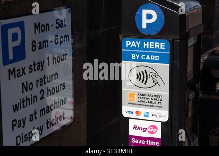 Britische Parkuhr auf der Straße mit Tap-to-Pay-Funktion, Großbritannien Stockfoto