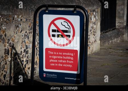 Modernes Rauchverbot inklusive E-Zigarettenschild, UK Stockfoto