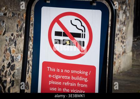 Modernes Rauchverbot inklusive E-Zigarettenschild, UK Stockfoto