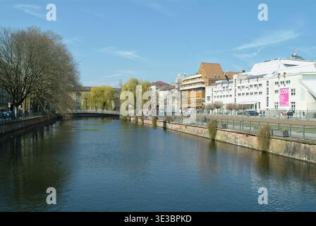 Pforzheim Deutschland 20. März 2026 Enz-Kanal in Pforzheim Deutschland mit KongressCentrum Architektur und Trauerweiden an einem klaren Frühlingstag Stockfoto