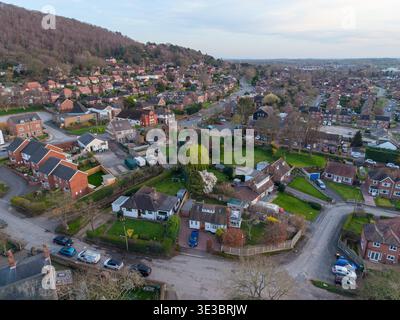 Luftaufnahme von Wohnhäusern und Gärten in Helsby, Cheshire. Stockfoto