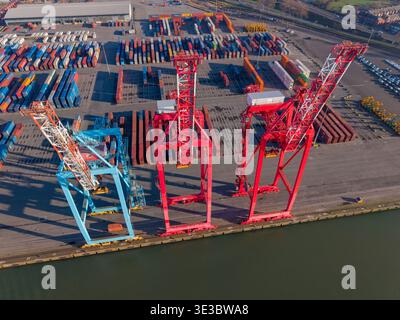 Blick aus der Vogelperspektive auf Gantry Cranes am Seaforth Terminal, Hafen von Liverpool. Stockfoto