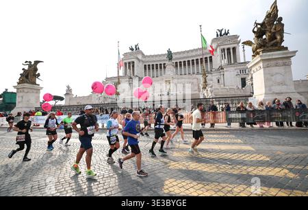 Rom, Italien. März 2026. Die Athleten treten beim Run Rome the Marathon am 22. März 2026 in Rom, Italien, an. Quelle: Wang Kaiyan/Xinhua/Alamy Live News Stockfoto