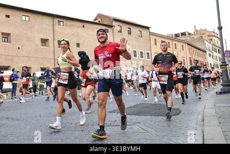 Rom, Italien. März 2026. Die Athleten treten beim Run Rome the Marathon am 22. März 2026 in Rom, Italien, an. Quelle: Wang Kaiyan/Xinhua/Alamy Live News Stockfoto