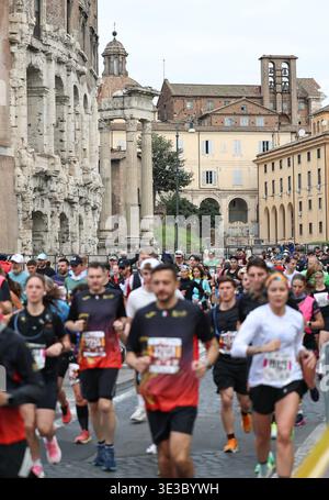 Rom, Italien. März 2026. Die Athleten treten beim Run Rome the Marathon am 22. März 2026 in Rom, Italien, an. Quelle: Wang Kaiyan/Xinhua/Alamy Live News Stockfoto