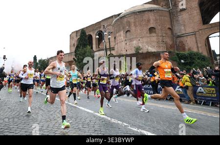 Rom, Italien. März 2026. Die Athleten treten beim Run Rome the Marathon am 22. März 2026 in Rom, Italien, an. Quelle: Wang Kaiyan/Xinhua/Alamy Live News Stockfoto
