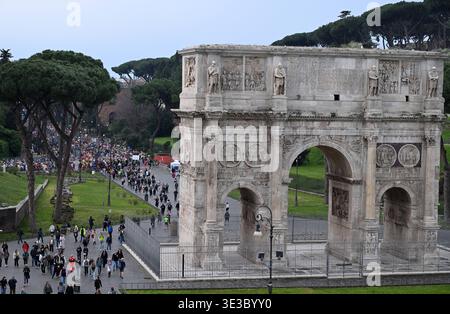 Rom, Italien. März 2026. Die Athleten treten beim Run Rome the Marathon am 22. März 2026 in Rom, Italien, an. Quelle: Alberto Lingria/Xinhua/Alamy Live News Stockfoto