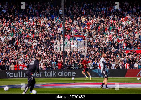 Anhänger von Feyenoord vor dem niederländischen Eredivisie-Spiel zwischen Feyenoord Rotterdam und AFC Ajax im Stadion Feijenoord am 22. März 2026 in Rotterdam, Niederlande. (Quelle: Warz Brinkerhof/MTB-Foto/Alamy Live News) Stockfoto