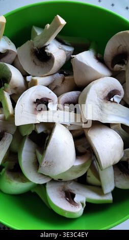 In Scheiben geschnittene Pilze in einer grünen Schüssel Stockfoto