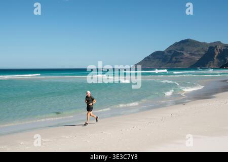 Läufer am Noordhoek Beach, Kapstadt, Südafrika Stockfoto
