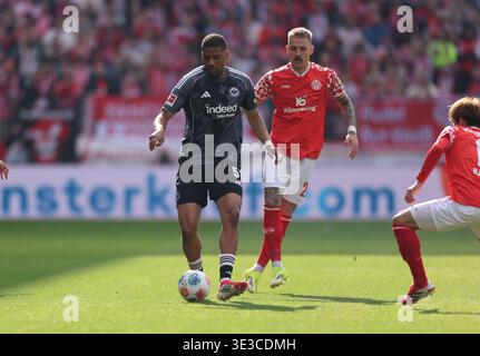 Mainz, Deutschland. März 2026. 22.03.2026, Fussball-Bundesliga, 1. FSV Mainz 05 - Eintracht Frankfurt, v.l., Aurele Amenda (Eintracht Frankfurt), Phillip Tietz (FSV Mainz 05) DFL/DFB-VORSCHRIFTEN VERBIETEN JEDE VERWENDUNG VON FOTOGRAFIEN ALS BILDSEQUENZEN UND/ODER QUASI-VIDEO. Xdcx (Foto von HMB Media/Claus/SIPA USA) Credit: SIPA USA/Alamy Live News Stockfoto
