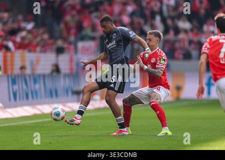 Mainz, Deutschland. März 2026. 22.03.2026, Fussball-Bundesliga, 1. FSV Mainz 05 - Eintracht Frankfurt, v.l., Aurele Amenda (Eintracht Frankfurt), Phillip Tietz (FSV Mainz 05) DFL/DFB-VORSCHRIFTEN VERBIETEN JEDE VERWENDUNG VON FOTOGRAFIEN ALS BILDSEQUENZEN UND/ODER QUASI-VIDEO. Xdcx (Foto von HMB Media/Claus/SIPA USA) Credit: SIPA USA/Alamy Live News Stockfoto