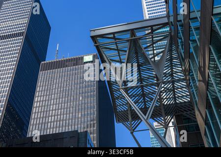 Moderne Bürogebäude und ein Stahldach vor einem klaren blauen Himmel. Stockfoto