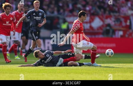 Mainz, Deutschland. März 2026. 22.03.2026, Fussball-Bundesliga, 1. FSV Mainz 05 - Eintracht Frankfurt, v.l., Ritsu Doan (Eintracht Frankfurt), Dominik Kohr (FSV Mainz 05) DFL/DFB-VORSCHRIFTEN VERBIETEN DIE VERWENDUNG VON FOTOGRAFIEN ALS BILDSEQUENZEN UND/ODER QUASI-VIDEO. Xdcx (Foto von HMB Media/Claus/SIPA USA) Credit: SIPA USA/Alamy Live News Stockfoto