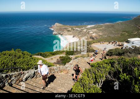 Menschen klettern die Stufen zum alten Leuchtturm in Cape Point, Cape of Good Hope, Table Mountain National Park, Kapstadt, Südafrika Stockfoto