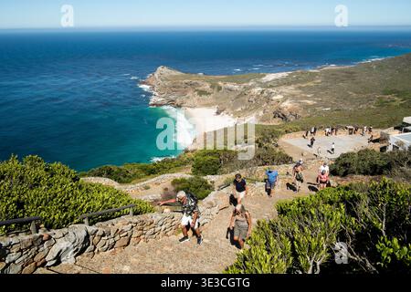 Menschen klettern die Stufen zum alten Leuchtturm in Cape Point, Cape of Good Hope, Table Mountain National Park, Kapstadt, Südafrika Stockfoto