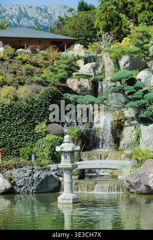 Ruhige Außenwelt. Friedlicher Garten Mit Wasserfällen. Ruhige Landschaft Mit Felsen Und Moos Stockfoto