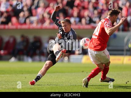Mainz, Deutschland. März 2026. 22.03.2026, Fussball-Bundesliga, 1. FSV Mainz 05 - Eintracht Frankfurt, v.l., Jonathan Burkardt (Eintracht Frankfurt), Silvan Widmer (FSV Mainz 05) DFL/DFB-VORSCHRIFTEN VERBIETEN DIE VERWENDUNG VON FOTOGRAFIEN ALS BILDSEQUENZEN UND/ODER QUASI-VIDEO. Xdcx (Foto von HMB Media/Claus/SIPA USA) Credit: SIPA USA/Alamy Live News Stockfoto
