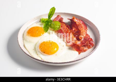 Köstliches traditionelles englisches Frühstück mit Spiegeleiern und Speck. Gesundes Lebensmittelkonzept. Stockfoto