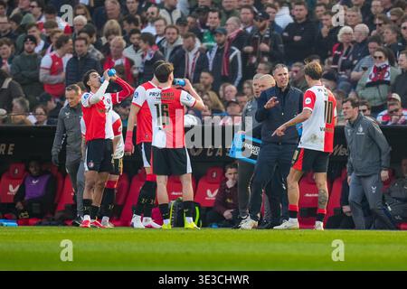 Rotterdam - Assistenztrainer René Seake aus Feyenoord und Cheftrainer Robin van Persie aus Feyenoord während der achtundzwanzigsten Wettkampfrunde der 2025 Stockfoto