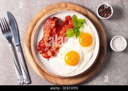 Köstliches traditionelles englisches Frühstück mit Spiegeleiern und Speck. Gesundes Lebensmittelkonzept. Stockfoto