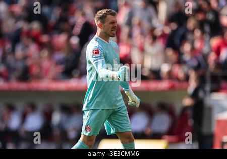 Mainz, Deutschland. März 2026. 22.03.2026, Fussball-Bundesliga, 1. FSV Mainz 05 - Eintracht Frankfurt, v.l., Torwart Daniel Batz (FSV Mainz 05) jubelnd/bejubelt/jubeln über das 1:0 durch Paul Nebel (FSV Mainz 05) DFL/DFB-VORSCHRIFTEN VERBIETEN JEDE VERWENDUNG VON FOTOGRAFIEN ALS BILDSEQUENZEN UND/ODER QUASI-VIDEO. Xdcx (Foto von HMB Media/Claus/SIPA USA) Credit: SIPA USA/Alamy Live News Stockfoto