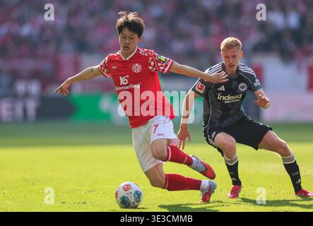 Mainz, Deutschland. März 2026. 22.03.2026, Fussball-Bundesliga, 1. FSV Mainz 05 - Eintracht Frankfurt, v.l., Jae-sung Lee (FSV Mainz 05), Hugo Larsson (Eintracht Frankfurt) DFL/DFB-VORSCHRIFTEN VERBIETEN JEDE VERWENDUNG VON FOTOGRAFIEN ALS BILDSEQUENZEN UND/ODER QUASI-VIDEO. Xdcx (Foto von HMB Media/Claus/SIPA USA) Credit: SIPA USA/Alamy Live News Stockfoto