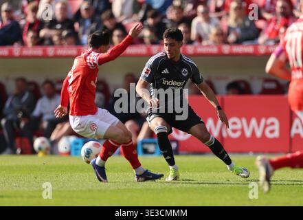 Mainz, Deutschland. März 2026. 22.03.2026, Fussball-Bundesliga, 1. FSV Mainz 05 - Eintracht Frankfurt v.l., Paul Nebel (FSV Mainz 05), Fares CHAIBI (Eintracht Frankfurt) DFL/DFB-VORSCHRIFTEN VERBIETEN DIE VERWENDUNG VON FOTOS ALS BILDSEQUENZEN UND/ODER QUASI-VIDEO. Xdcx (Foto von HMB Media/Claus/SIPA USA) Credit: SIPA USA/Alamy Live News Stockfoto