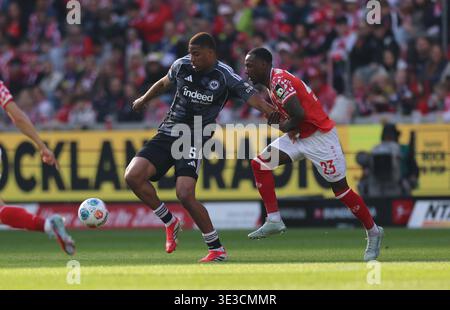 Mainz, Deutschland. März 2026. 22.03.2026, Fussball-Bundesliga, 1. FSV Mainz 05 - Eintracht Frankfurt, v.l., Aurele Amenda (Eintracht Frankfurt), Sheraldo Becker (FSV Mainz 05) DFL/DFB-VORSCHRIFTEN VERBIETEN JEDE VERWENDUNG VON FOTOGRAFIEN ALS BILDSEQUENZEN UND/ODER QUASI-VIDEO. Xdcx (Foto von HMB Media/Claus/SIPA USA) Credit: SIPA USA/Alamy Live News Stockfoto
