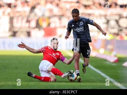Mainz, Deutschland. März 2026. 22.03.2026, Fussball-Bundesliga, 1. FSV Mainz 05 - Eintracht Frankfurt, v.l., Silvan Widmer (FSV Mainz 05), Jean-Matteo Bahoya (Eintracht Frankfurt) DFL/DFB-VORSCHRIFTEN VERBIETEN DIE VERWENDUNG VON FOTOGRAFIEN ALS BILDSEQUENZEN UND/ODER QUASI-VIDEO. Xdcx (Foto von HMB Media/Claus/SIPA USA) Credit: SIPA USA/Alamy Live News Stockfoto