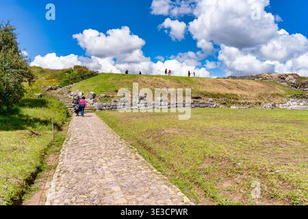 Cusco, Peru - 22. März 2025: Gruppen von Touristen besuchen die antike Inka-Festung Sacsayhuaman mit Blick auf Cusco im Heiligen Tal Stockfoto