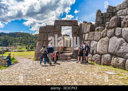 Cusco, Peru - 22. März 2025: Gruppen von Touristen besuchen die antike Inka-Festung Sacsayhuaman mit Blick auf Cusco im Heiligen Tal Stockfoto