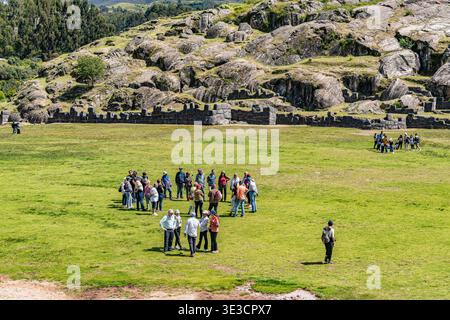 Cusco, Peru - 22. März 2025: Gruppen von Touristen besuchen die antike Inka-Festung Sacsayhuaman mit Blick auf Cusco im Heiligen Tal Stockfoto