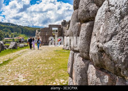Cusco, Peru - 22. März 2025: Gruppen von Touristen besuchen die antike Inka-Festung Sacsayhuaman mit Blick auf Cusco im Heiligen Tal Stockfoto