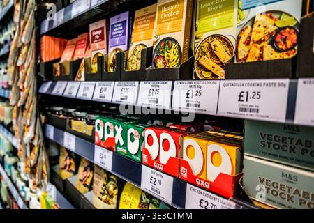 London UK März 22 2026, Auswahl an Supermarkt Oxo Beef and Chicken Stock Cubes Kochzutaten Stockfoto