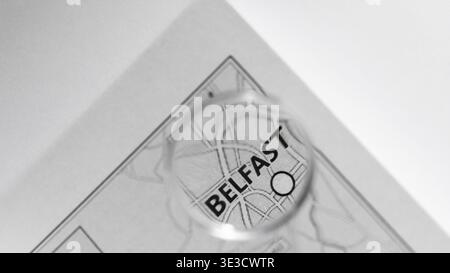 Nahaufnahme des gedruckten „BELFAST“-Wortes auf Papier, oberer Winkel Stockfoto