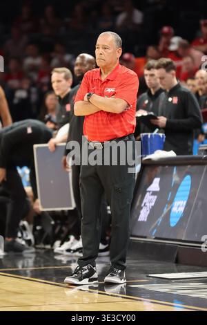 Oklahoma City, OK, USA. März 2026. Kelvin Sampson, der Cheftrainer des Basketballteams der University of Houston, blickt während eines NCAA Division I Männer-Basketballturniers in der zweiten Runde zwischen den Texas A&M Aggies und den Houston Cougars im Paycom Center in Oklahoma City, OK, von der Seitenlinie zu. Gray Siegel/CSM/Alamy Live News Stockfoto