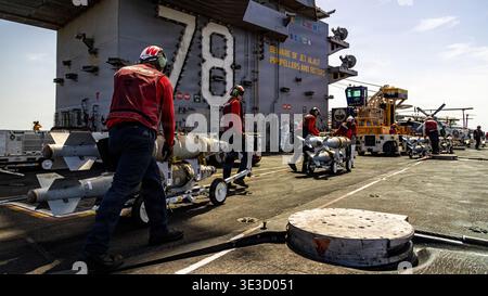5. US-FLOTTENVERANTWORTUNG - 17. März 2026 - Seemänner der US-Navy, die der Strike Fighter Squadron 31 zugewiesen wurden, transportierten während der Fahrt Kampfmittel über das Flugdeck der USS Gerald R Ford (CVN 78). US-AMERIKANISCHE und israelische Streitkräfte haben Tausende von Aktionen gegen den Iran eingeleitet und zahlreiche Ziele zerstört - Foto: Geopix/US Navy Stockfoto